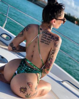 Dövmeni öpmek istiyorum!