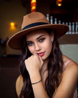 Seksi kadınlar dinleniyor.