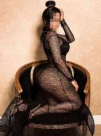 Dikkat çeken kalçaları olan Pervin