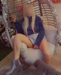 Dilinde piercingi olan Cahan