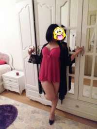 Dolgun hatları olan Aslı