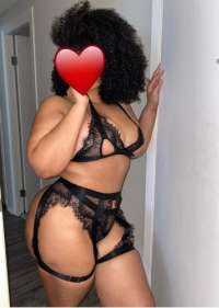 Dudaklarıyla masaj yapacak Esme