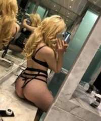 Neşe ve zevk dolu Ayşe