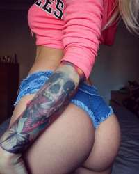 Seksi dövmeli kızlar!