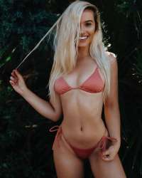 Seksi kadınlar dinleniyor.