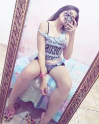 Seksi kıyafetler giyinen Zeynep