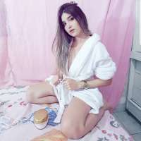 Seksi kıyafetler giyinen Zeynep