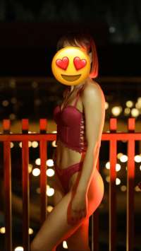  Sevdiğine karşı çok saygılı ve sakit Damla