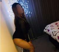 Siyahsaçlı seksi çıtır Tansu