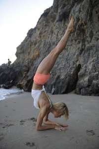 Sporcu kızlar dinleniyor.