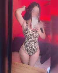 Süper vücut hatları olan Semiha