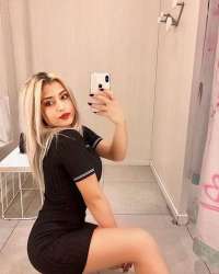 Uzuzn sarı saçları olan Ahu