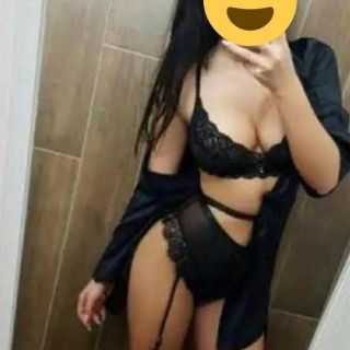 Biçimli bir vücudu olan Kumsal