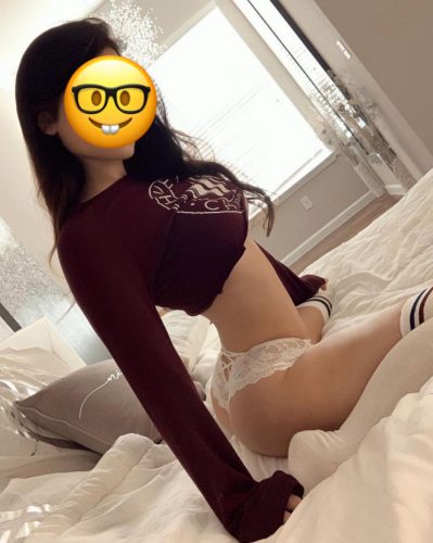 Fiziğinin güzelliği ile memnun eden Beren
