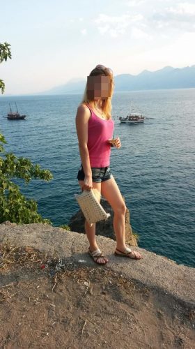 Hareketli ve oynak bayan Işıl