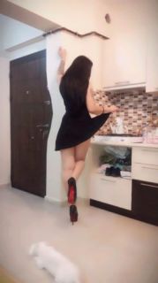 Seksi stilleri ve dikkat çeken kıyafetleri olan Tilbe