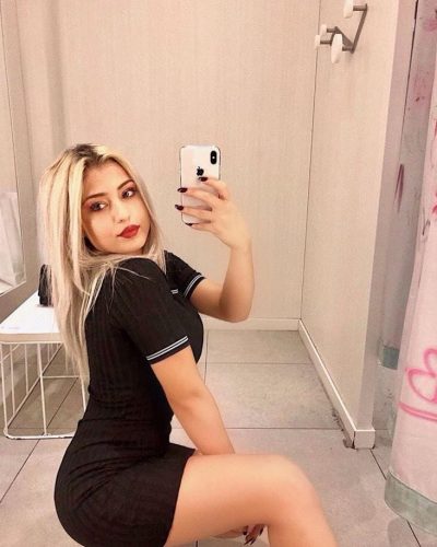 Uzuzn sarı saçları olan Ahu