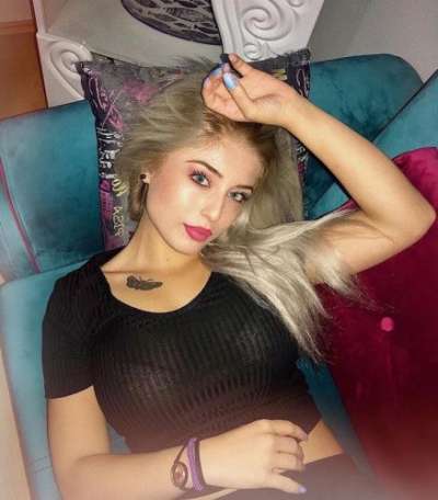 Uzuzn sarı saçları olan Ahu