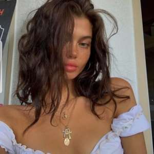 Bağımlı bir escort bayan Elçin