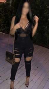 Cinsel güzelliklerini tutkuyla sunan Elif