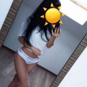 Güzel kızlar arasından bir tanesi Selek