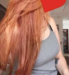 Kırmızı saçlı seksi bayan Demet
