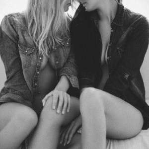 Lezbiyen kızlar amuta kalkıp sevişiyor