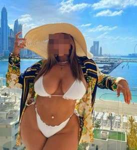 Oldukça hoş ve güzel bir kadın Alvina