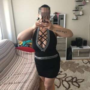 Öpüşerek ve sevişerek ilişkiye giren Tutku