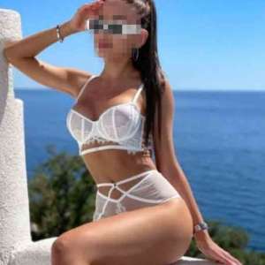 Samimi ortam oluşturan Defne