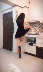 Seksi stilleri ve dikkat çeken kıyafetleri olan Tilbe