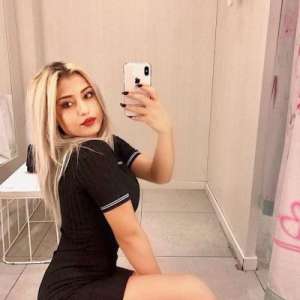 Uzuzn sarı saçları olan Ahu