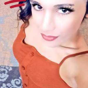 Yatakta kışkırtıcı erotizm yapan Mira